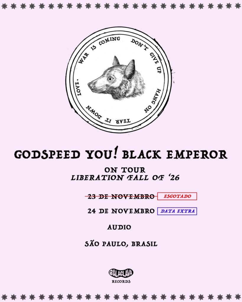 Godspeed You! Black Emperor confirma data extra em São Paulo após esgotar ingressos na Audio Pôster promocional minimalista fundo rosa com o nome da banda Godspeed You! Black Emperor em destaque, anunciando em caixa alta vermelha a inclusão da DATA EXTRA no dia 24 de novembro na Audio, em São Paulo.