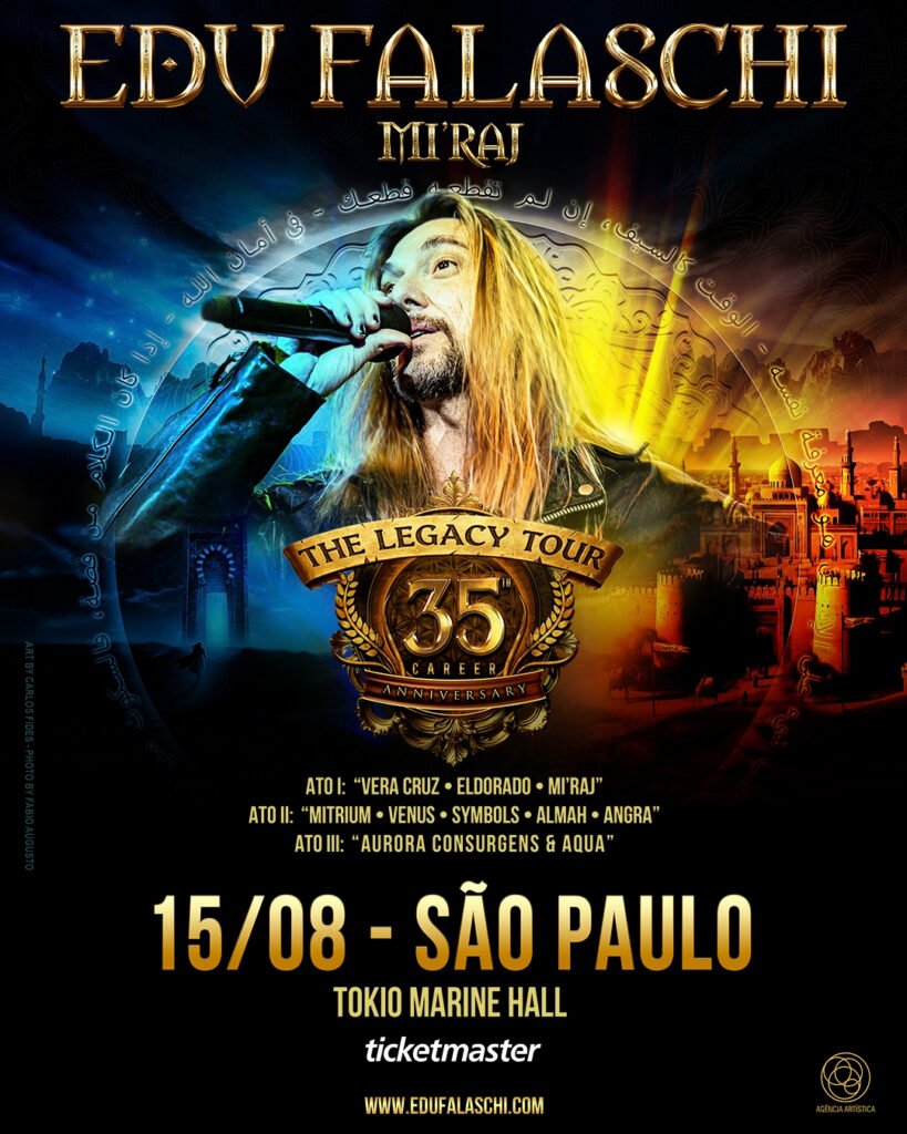 Cartaz do show do cantor Edu Falaschi no centro do palco em iluminação épica e dourada, vestindo jaqueta de couro e segurando o pedestal do microfone enquanto canta com expressão empolgada durante apresentação ao vivo.