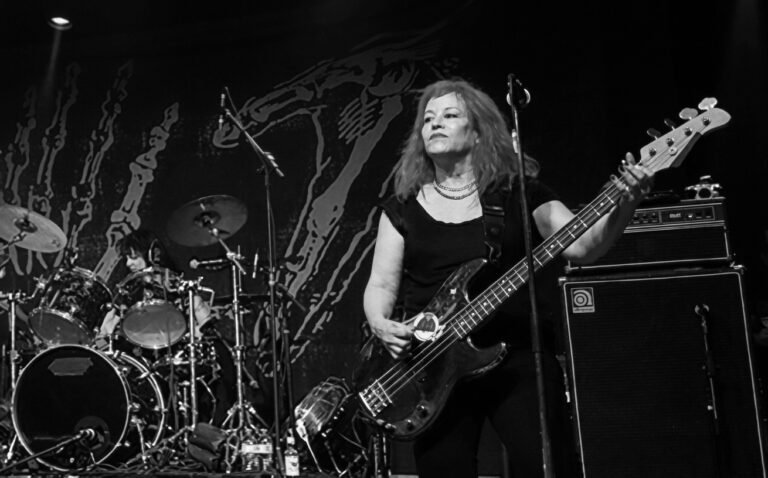 Morre Jennifer Finch, baixista fundadora da icônica banda grunge L7, aos 59 anos