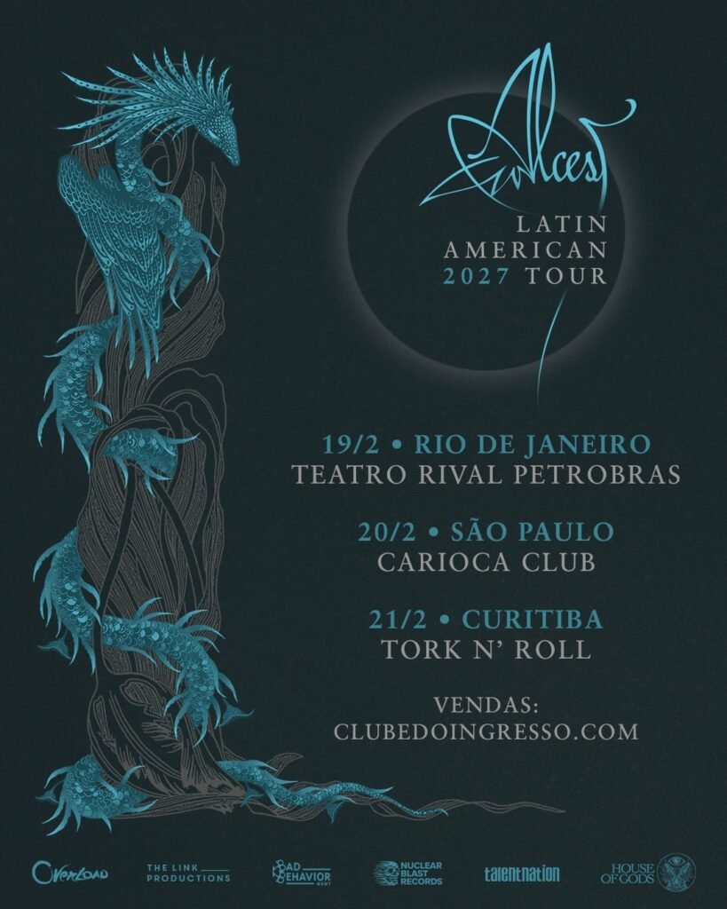 Alcest, pioneiro do blackgaze, volta ao Brasil em 2027 para três shows Cartaz promocional do show da banda Alcest em tons de azul e cinza escuro para a "Latin American 2027 Tour". Do lado esquerdo, há uma ilustração elegante e detalhada de uma criatura fantástica semelhante a uma ave de plumagem longa entrelaçada em troncos de árvores. Do lado direito, destaca-se o logotipo fluido da banda sobre uma lua estilizada, seguido das datas no Brasil: 19 de fevereiro no Teatro Rival Petrobras (Rio de Janeiro), 20 de fevereiro no Carioca Club (São Paulo) e 21 de fevereiro no Tork n' Roll (Curitiba), com vendas pelo site Clube do Ingresso.