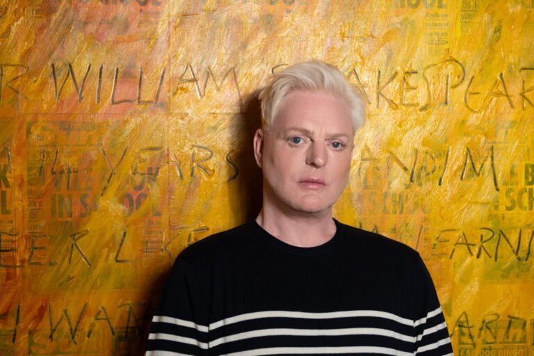 Andy Bell, a voz do Erasure, traz turnê de celebração ao Brasil em janeiro