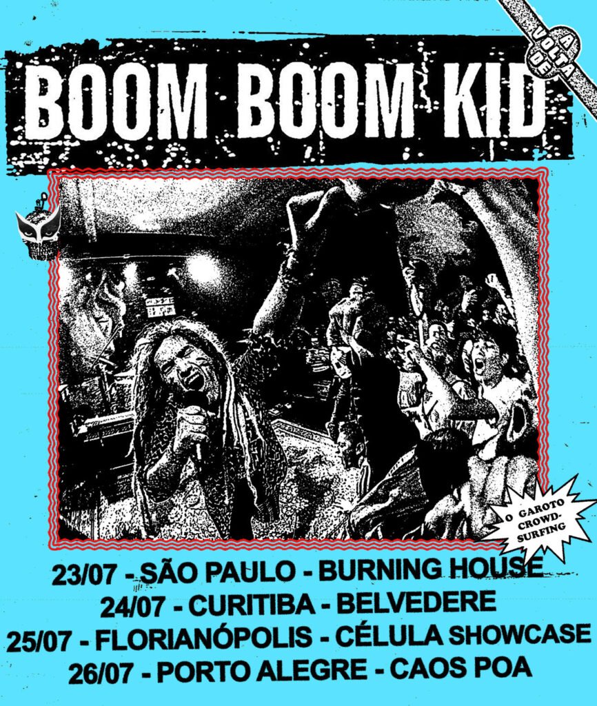 O vocalista Nekro durante uma performance eletrizante do Boom Boom Kid, usando suas tradicionais roupas coloridas e penteado icônico, sorrindo de forma expressiva enquanto se lança sobre a plateia em um show lotado e intimista.