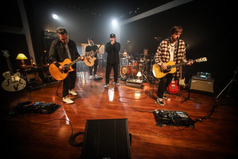 Estreia da turnê acústica do Charlie Brown Jr. tem últimos ingressos em SP