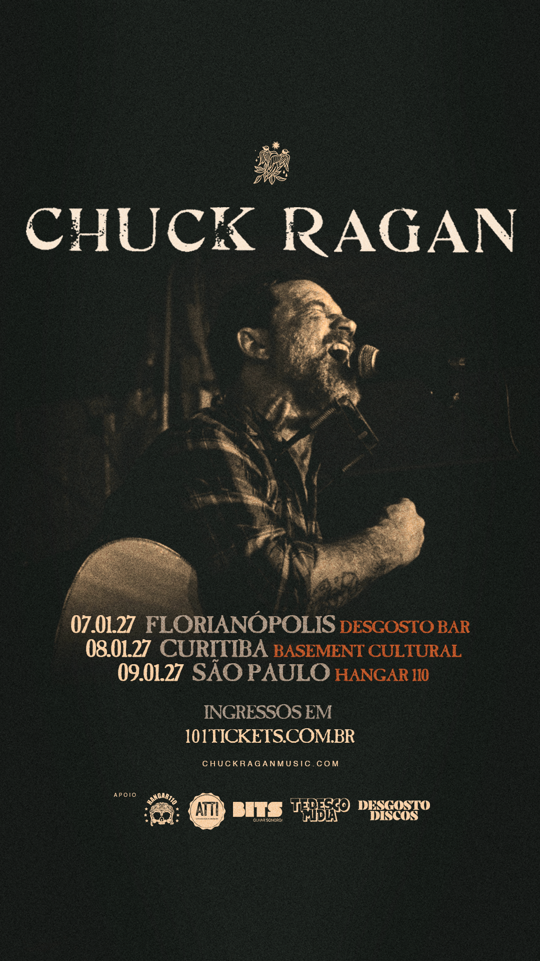 Chuck Ragan, voz do Hot Water Music, faz turnê solo acústica no Brasil em 2027 Cartaz do show do vocalista do Hot Water Music, Chuck Ragan com foto do cantor em destaque.