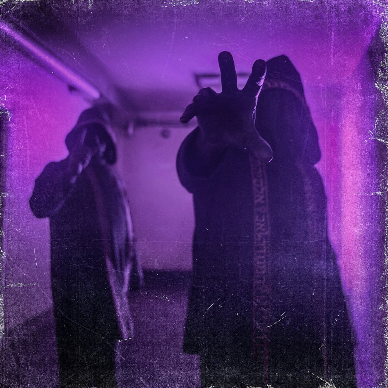 Imagem em roxo da banda Dogma do clip “My Matricidal”