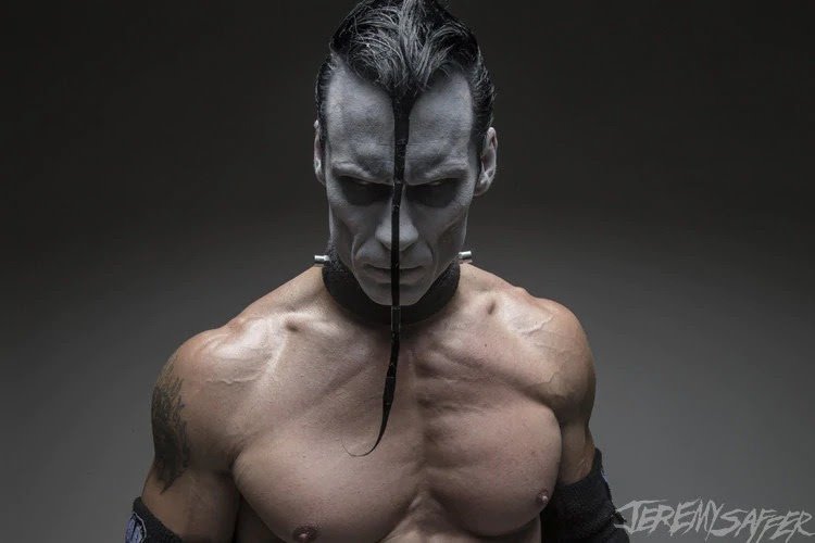 Foto do guitarrista Doyle Wolfgang von Frankenstein, onde ele aparece com seu visual característico