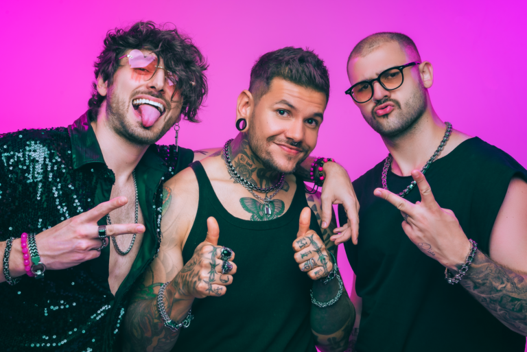 Electric Mob antecipa edição deluxe de “2 Make U Cry & Dance” com o single ao vivo “Sun Is Falling”
