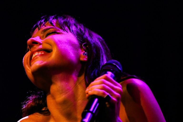 Julia Mestre apresenta evolução da turnê “Maravilhosamente Bem” em show magnético no Sesc Campinas