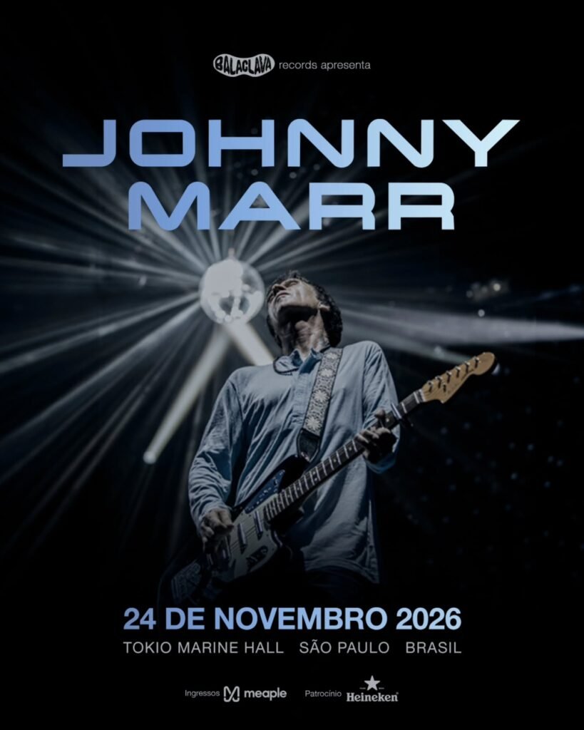 Pôster promocional em estilo gráfico do guitarrista e cantor Johnny Marr segurando sua guitarra em performance. No centro da imagem, aparecem os logos da produtora Balaclava Records e os detalhes do show no Tokio Marine Hall, em São Paulo.