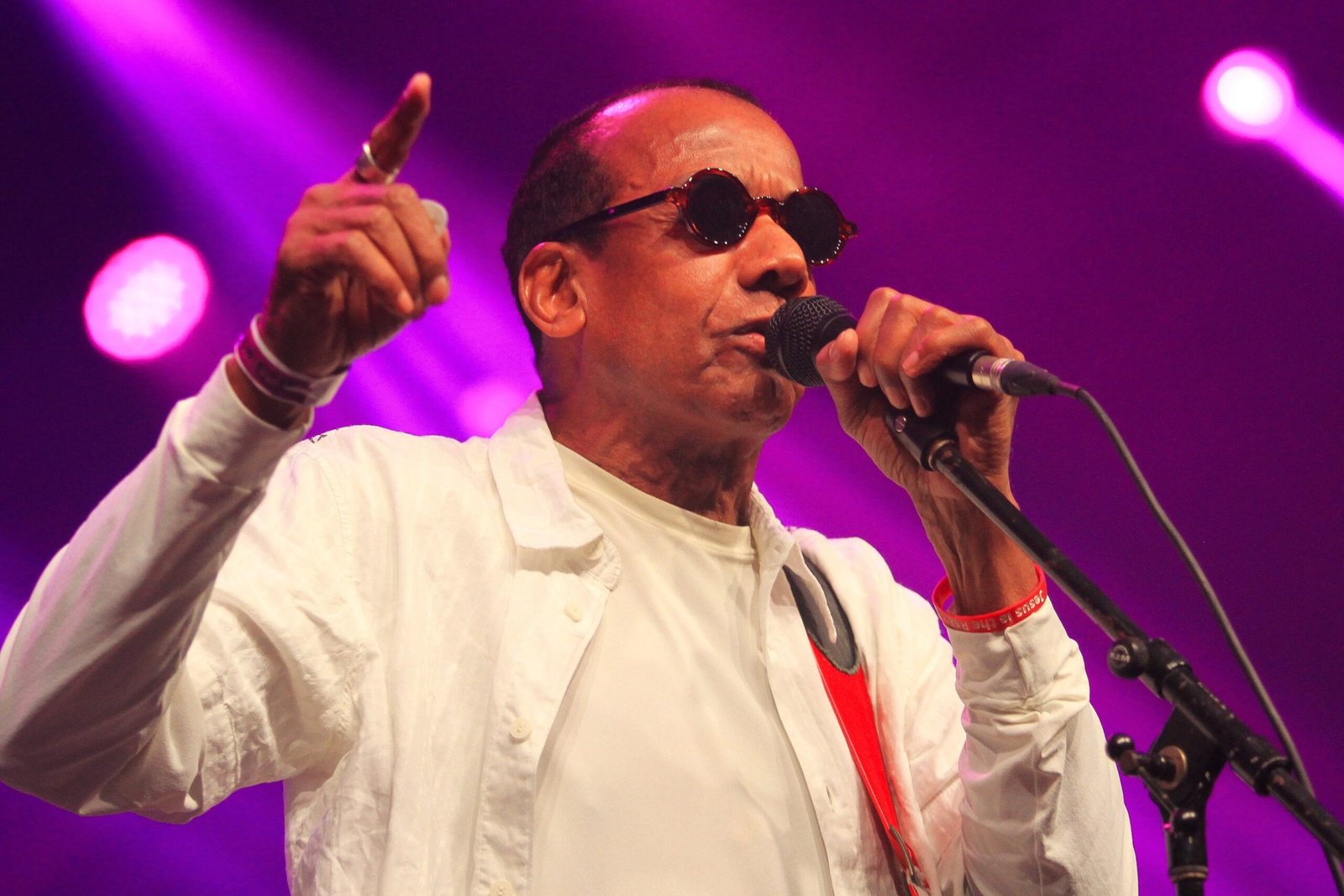 Jorge Ben Jor leva a sua Alquimia Popular Brasileira para o estádio em uma única apresentação em São Paulo