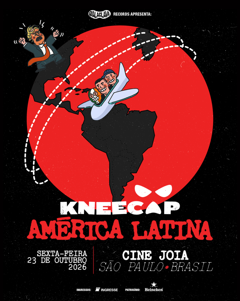 Pôster ilustrado em estilo cartum e tons de vermelho, preto e branco para o show da banda Kneecap na América Latina. No topo, uma gravura do planeta mostra um avião trazendo o trio irlandês (com um dos integrantes usando uma balaclava verde) sobrevoando a América do Sul rumo ao Brasil, enquanto uma caricatura de Donald Trump grita irritado na América do Norte. Abaixo, destacam-se os títulos "Kneecap América Latina", com as informações do show marcado para sexta-feira, 23 de outubro de 2026, no Cine Joia, em São Paulo.