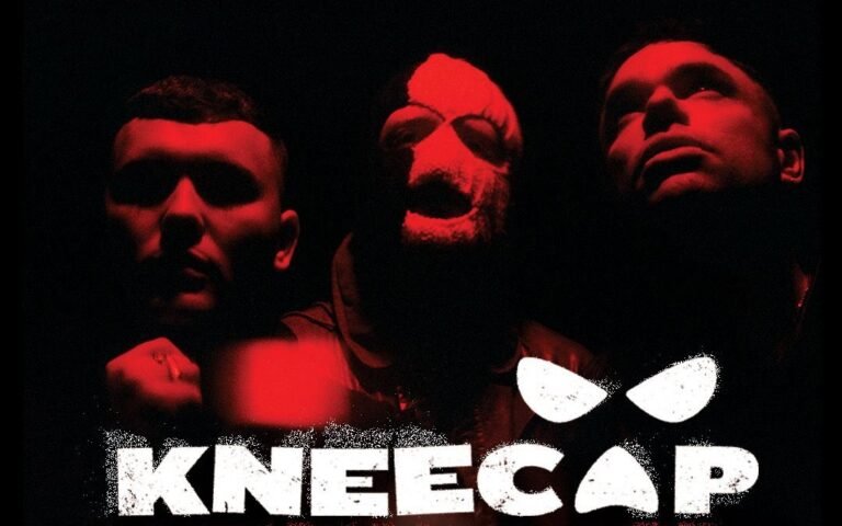 Fenômeno do punk-rave e hip-hop irlandês, KNEECAP anuncia primeiro show no Brasil em São Paulo