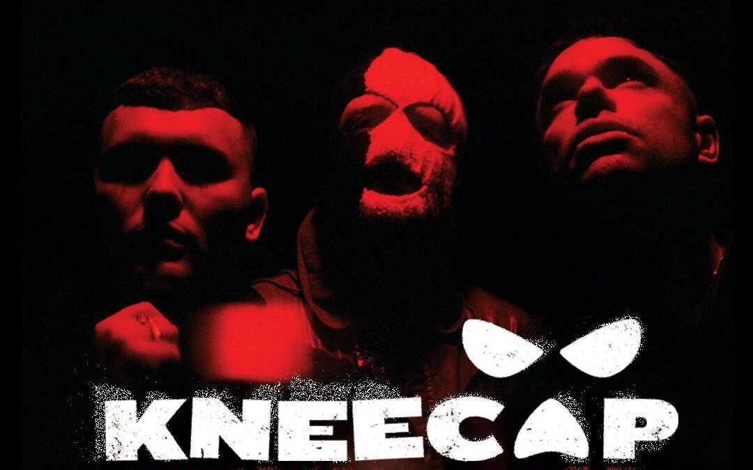 Fenômeno do punk-rave e hip-hop irlandês, KNEECAP anuncia primeiro show no Brasil em São Paulo