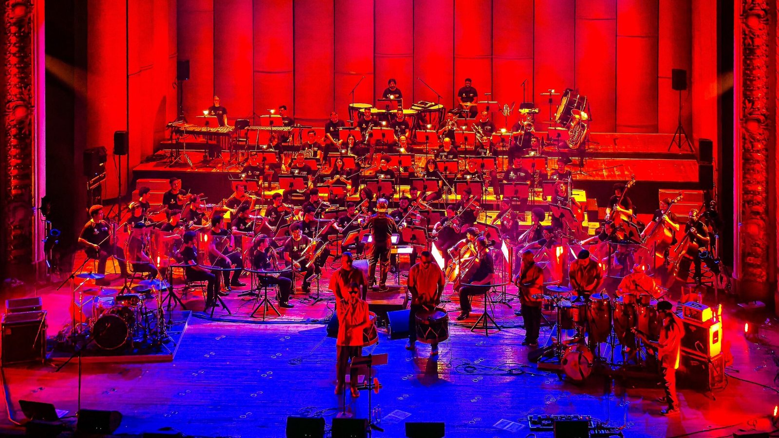 Afrociberdelia Sinfônico: Nação Zumbi e Orquestra Experimental transformam o Municipal em um imenso maracatu atômico Afrociberdelia Sinfônico: Nação Zumbi e Orquestra Experimental transformam o Municipal