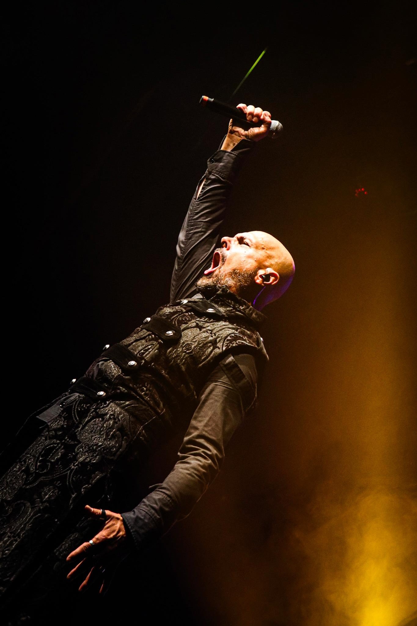 Roy Khan traz a aura de "The Black Halo" ao Brasil em outubro O vocalista Roy Khan cantando com uma expressão de entrega emocional.
