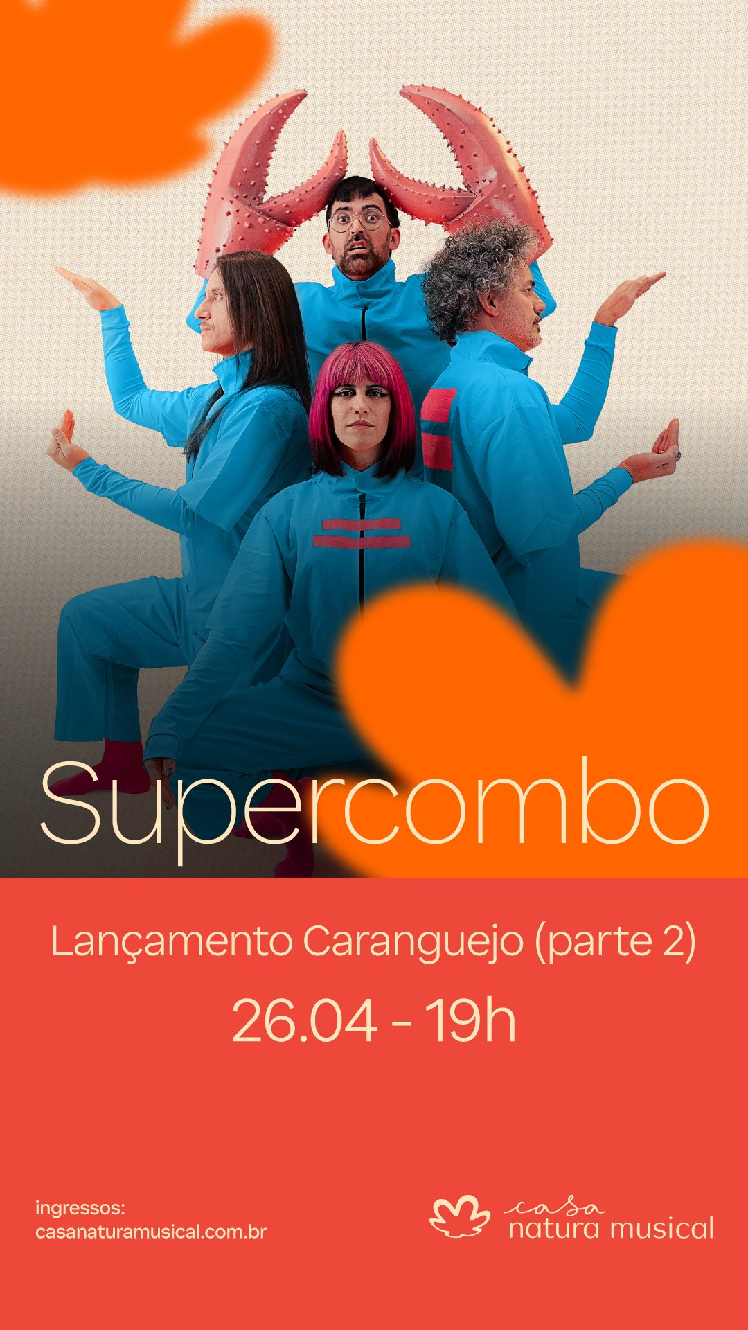 Foto promocional da banda Supercombo, com os integrantes posicionados de forma descontraída