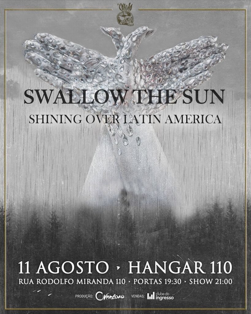 Cartaz promocional do show da banda Swallow the Sun para a turnê "Shining Over Latin America", em tons cinzentos e sóbrios. O centro da imagem exibe uma escultura de uma pássaro com asas abertas feita de cristais brilhantes, pairando sobre uma floresta enevoada sob chuva fina. Sobrepostos à imagem, estão o nome da banda e o título da turnê em letras serifadas escuras. Na parte inferior, anunciam-se os detalhes do evento em São Paulo: dia 11 de agosto no Hangar 110 (Rua Rodolfo Miranda, 110), com abertura das portas às 19:30 e início do show às 21:00. Produção por Overload e ingressos pelo Clube do Ingresso.