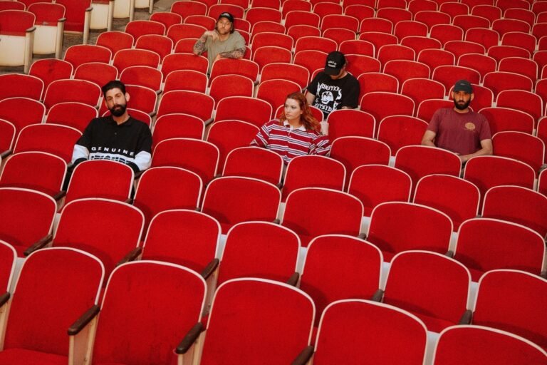 Tigers Jaw volta ao Brasil com a maturidade sensível do novo álbum Lost On You