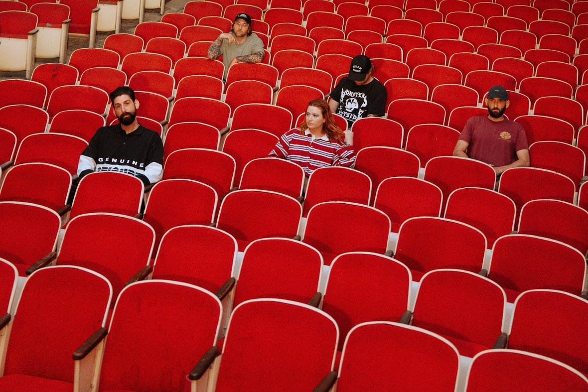 Tigers Jaw volta ao Brasil com a maturidade sensível do novo álbum Lost On You