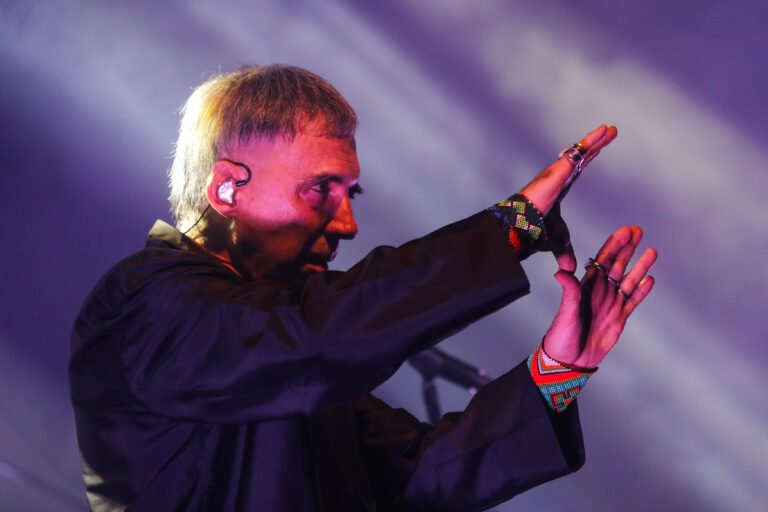 Arnaldo Antunes eletriza Sesc Campinas com o show da turnê “Novo Mundo”
