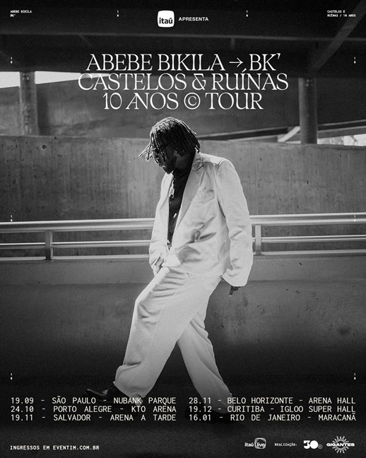 🖼️ Texto Alternativo (Alt-Text)
Alt-text: Cartaz promocional em preto e branco da turnê "Castelos & Ruínas 10 Anos", do rapper BK' (Abebe Bikila), apresentada por Itaú. No centro da imagem, o artista veste um terno claro sobre camisa escura e caminha de perfil em uma estrutura urbana de concreto com guarda-corpo ao fundo. No topo, destaca-se a tipografia em letras serifadas com o nome do artista e o título da turnê. Na parte inferior, listam-se as datas e locais das apresentações: 19.09 em São Paulo (Nubank Parque), 24.10 em Porto Alegre (KTO Arena), 19.11 em Salvador (Arena A Tarde), 28.11 em Belo Horizonte (Arena Hall), 19.12 em Curitiba (Igloo Super Hall) e 16.01 no Rio de Janeiro (Maracanã). Vendas pelo site da Eventim e realização da 30e e Gigantes.