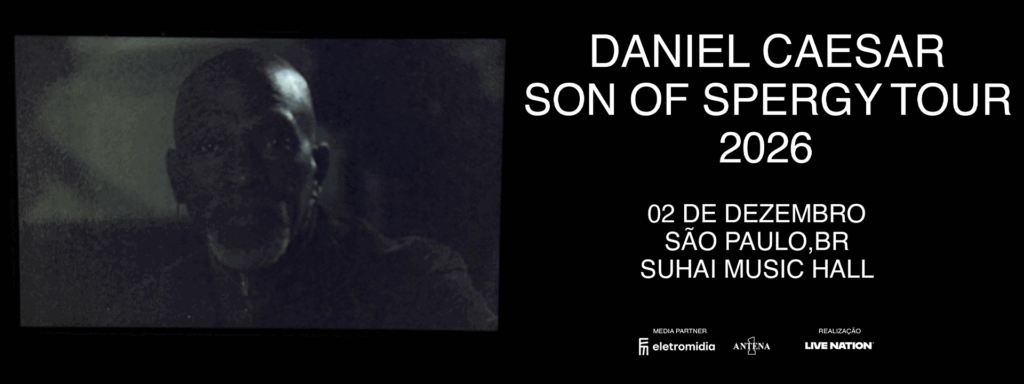 Banner promocional horizontal do show do cantor Daniel Caesar na "Son of Spergy Tour 2026". Do lado esquerdo, em um quadro escuro e sombrio com textura retrô, há um retrato em plano médio de um homem negro idoso de cavanhaque grisalho olhando para a câmera. Do lado direito, sobre fundo preto, destacam-se em letras brancas e maiúsculas o nome do artista, o título da turnê e as informações do show: 02 de dezembro em São Paulo, BR, no Suhai Music Hall. No rodapé, constam os logotipos dos parceiros de mídia Eletromidia e Antena 1, e a realização da Live Nation.