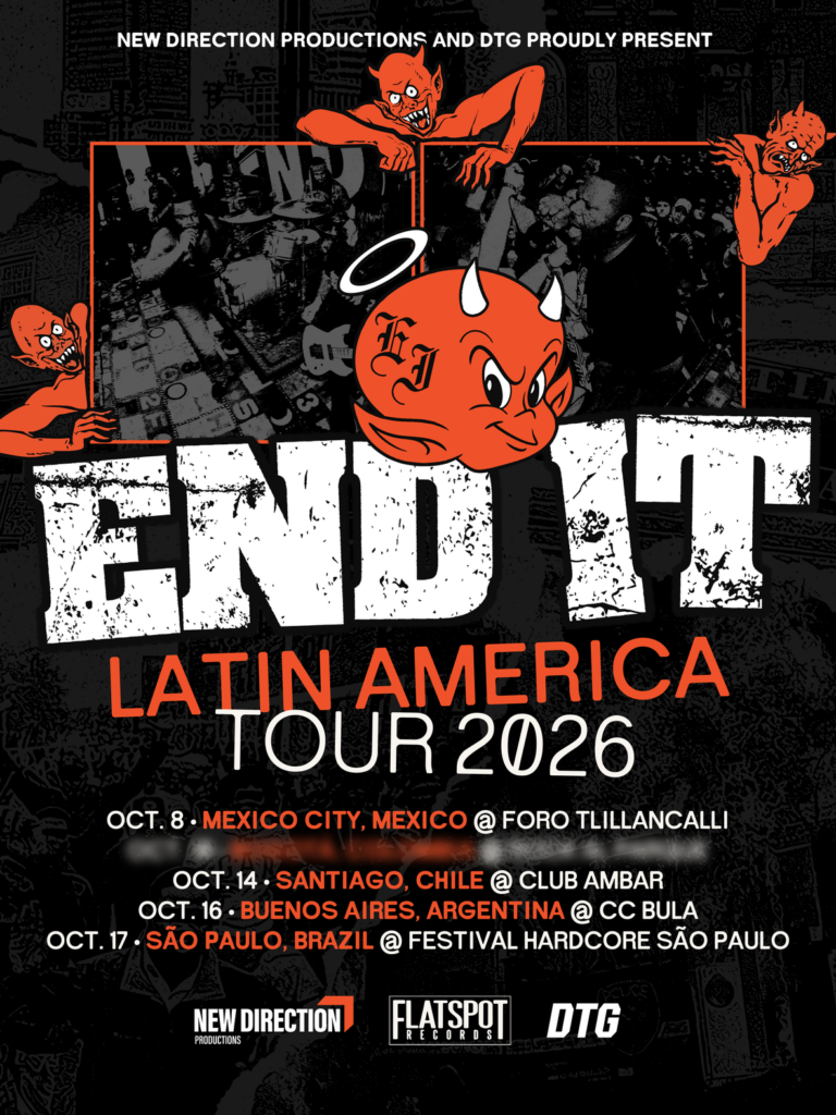 Cartaz promocional do show da banda de hardcore End It para a "Latin America Tour 2026", em tons de preto, branco e laranja. No centro, destaca-se o nome "END IT" em letras brancas desgastadas, encimado por uma ilustração estilo cartoon de uma cabeça de diabo laranja com aréola de anjo e a sigla "EI". Ao redor do quadro superior, há fotos em preto e branco de shows ao vivo e ilustrações de diabinhos vermelhos espiando. Na parte inferior, são listadas as datas e locais: 8 de outubro na Cidade do México (Foro Tlillancalli), 14 de outubro em Santiago (Club Ambar), 16 de outubro em Buenos Aires (CC Bula) e 17 de outubro em São Paulo (Festival Hardcore São Paulo). No rodapé, aparecem as marcas New Direction Productions, Flatspot Records e DTG.