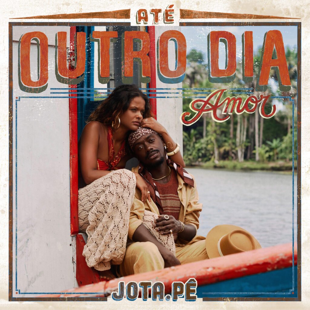Capa do single "Até Outro Dia, Amor", do cantor Jota.pê. A imagem tem estética vintage com bordas desgastadas e mostra um casal a bordo de uma embarcação em um rio cercado por vegetação tropical. A mulher, vestindo top vermelho e calça rendada clara, está sentada e abraça o homem por trás, apoiando a mão em sua cabeça. O homem (Jota.pê), vestindo roupas em tons terrosos, bandana estampada na cabeça e acessórios dourados, está sentado entre as pernas dela olhando para a câmera, com um chapéu de palha ao seu lado. No topo, destaca-se o título "ATÉ OUTRO DIA" em grandes letras alaranjadas e "Amor" em caligrafia cursiva vermelha; na parte inferior, lê-se o nome do artista "JOTA.PÊ".
