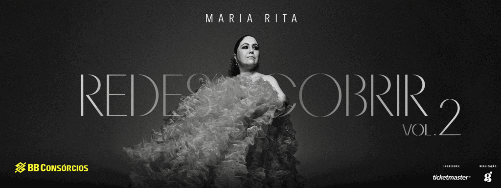 otografia conceitual em preto e branco da cantora Maria Rita, tirada por Renato Nascimento para a divulgação da turnê "Redescobrir Vol. 2". A artista posa envolta por uma estrutura circular volumosa de tecido de tafetá escuro com drapeados dramáticos que lembram uma concha. Ela segura o tecido na altura do peito, e olha diretamente para a câmera com uma expressão serena e contemplativa.