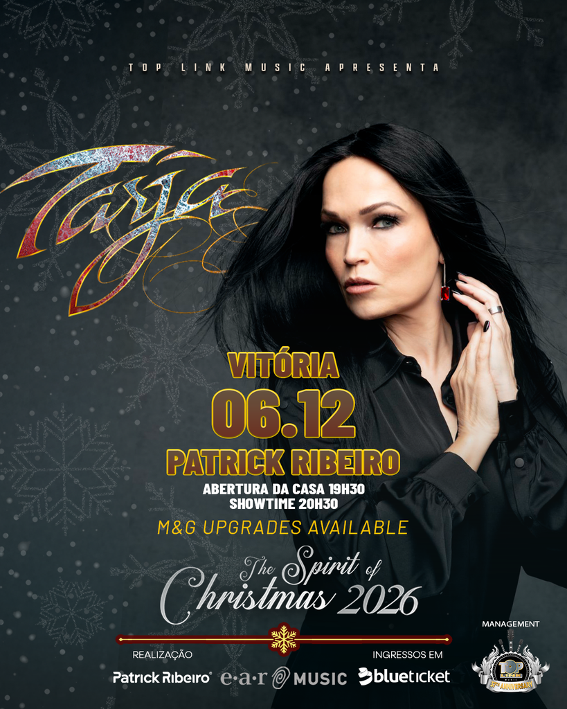 Cartaz promocional em bloco único e fundo escuro com flocos de neve para o show da cantora Tarja Turunen, apresentado pela Top Link Music. À direita, destaca-se um retrato da artista de cabelos pretos soltos, vestindo camisa escura e olhando para o lado enquanto segura uma mecha de cabelo. Do lado esquerdo, o logotipo clássico "Tarja" aparece em vermelho e dourado, acompanhado pelo título da turnê "The Spirit of Christmas 2026" na parte inferior. O centro da arte traz as informações do evento em letras douradas e brancas: cidade "VITÓRIA", data "06.12", local "PATRICK RIBEIRO", horários de abertura da casa (19h30) e showtime (20h30), além da indicação "M&G UPGRADES AVAILABLE". O rodapé exibe as marcas dos realizadores Patrick Ribeiro e e-a-r Music, a plataforma de vendas Blueticket e o selo de gerenciamento da Top Link.