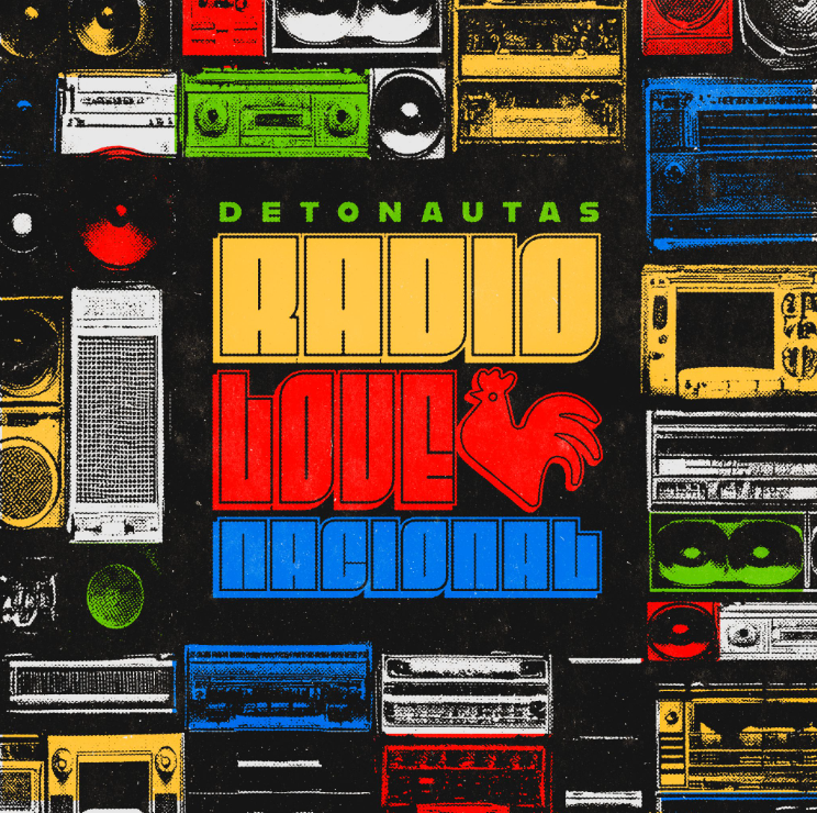 Capa do álbum 'Rádio Lude Nacional' da banda Detonautas. A arte traz o nome do grupo e do disco em letras garrafais nas cores verde, amarelo, vermelho e azul, sobre um fundo preto composto por uma colagem de diversos aparelhos de som e rádios antigos.