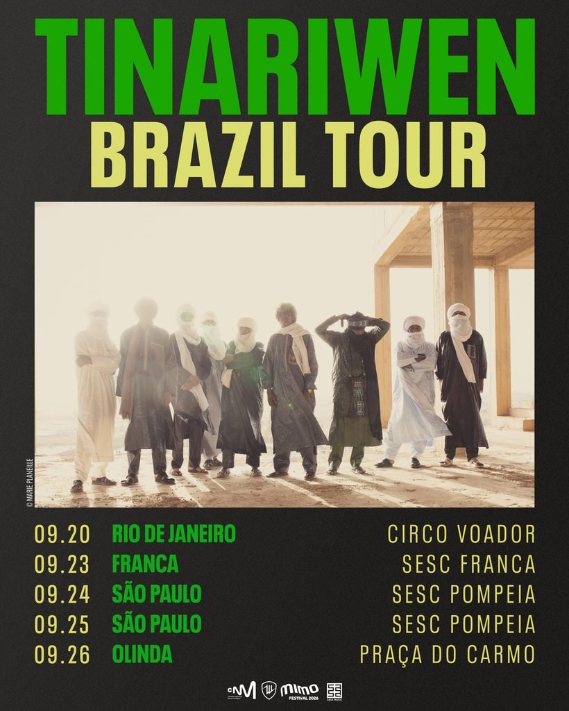 Cartaz promocional em bloco único e fundo escuro para a turnê da banda Tinariwen no Brasil. No topo, destaca-se o nome "TINARIWEN" em verde vibrante sobre o título "BRAZIL TOUR" em amarelo claro. O centro apresenta uma fotografia retangular em tom sépia dos integrantes do grupo vestidos com trajes tradicionais tuaregues e turbantes em um ambiente árido. Abaixo da imagem, a agenda lista cinco datas em setembro: 20 de setembro no Rio de Janeiro (Circo Voador), 23 de setembro em Franca (Sesc Franca), 24 e 25 de setembro em São Paulo (Sesc Pompeia) e 26 de setembro em Olinda (Praça do Carmo). O rodapé traz os logotipos do Mimo Festival 2026 e das produtoras organizadoras.